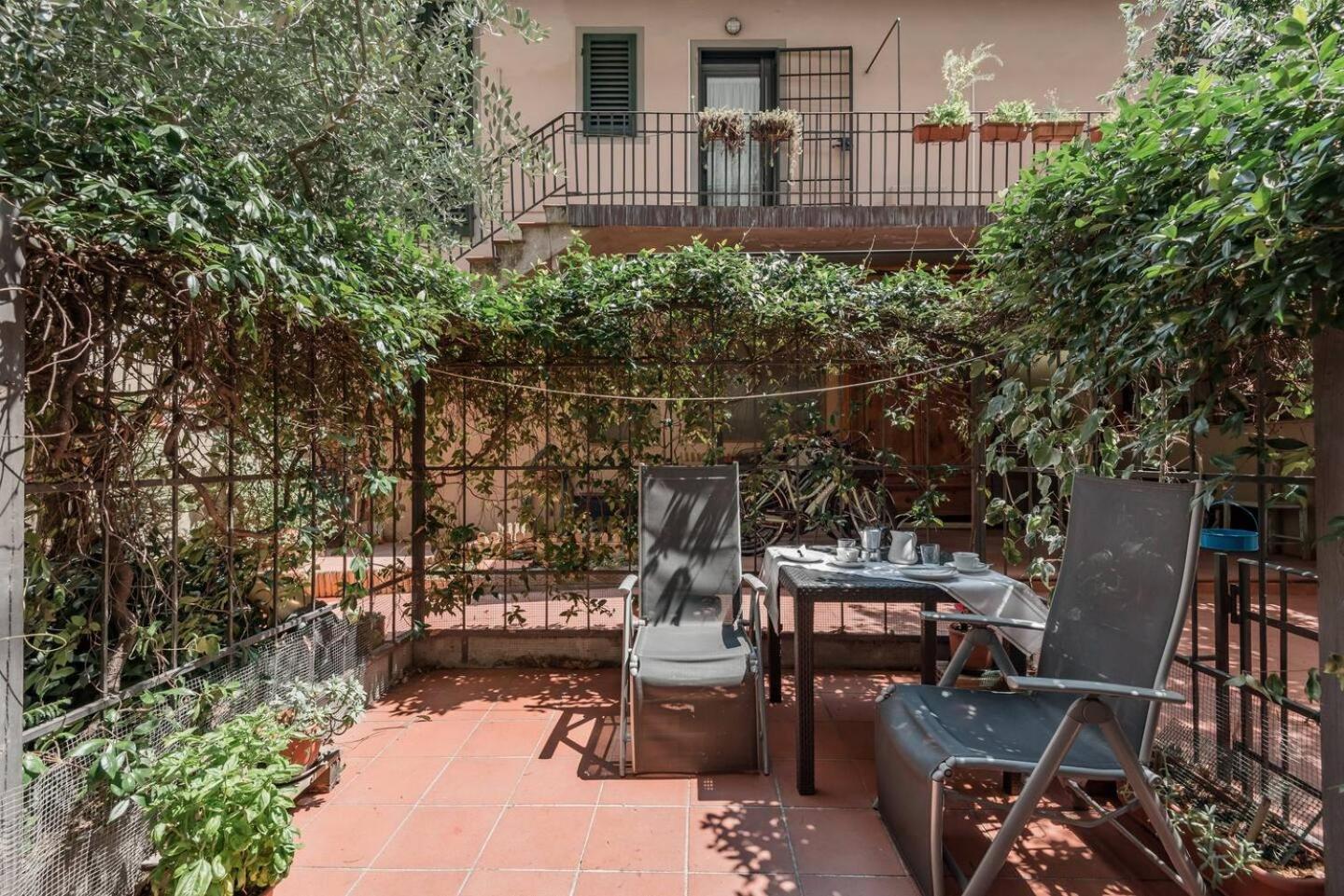 Comfy Unit Suitable For Work Street Level With Patio Florencia