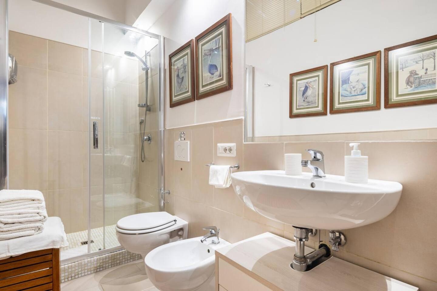 Comfy Unit Suitable For Work Street Level With Patio Apartamento *